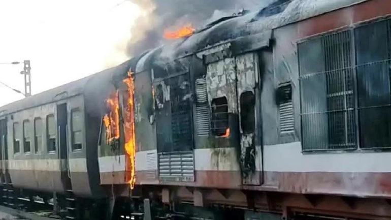 रतलाम से इंदौर जा रही डेमू ट्रेन के दो कोच में लगी आग, सभी यात्री सुरक्षित