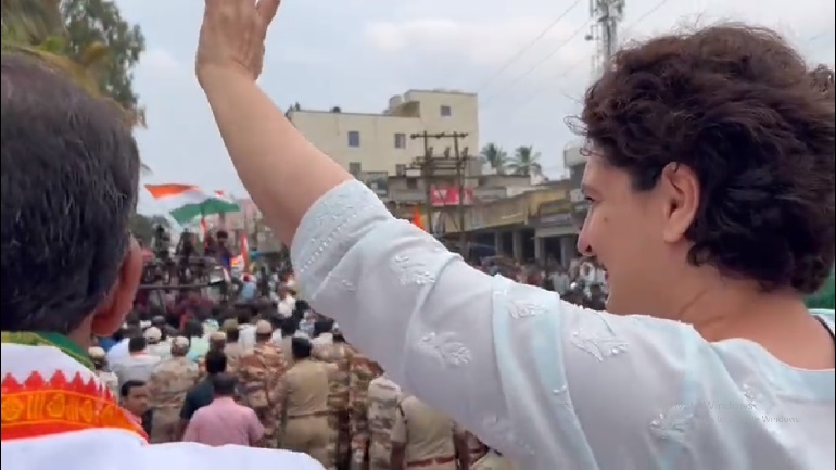 कर्नाटक में भ्रष्ट सरकार चल रही: प्रियंका गांधी ने मैसूर में किया रोड शो 