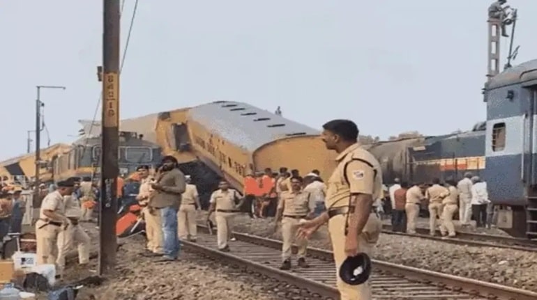 Andhra Pradesh Train Accident: विजयनगरम में दो यात्री ट्रेनों की टक्कर, 14 की मौत, 50 से ज्यादा घायल