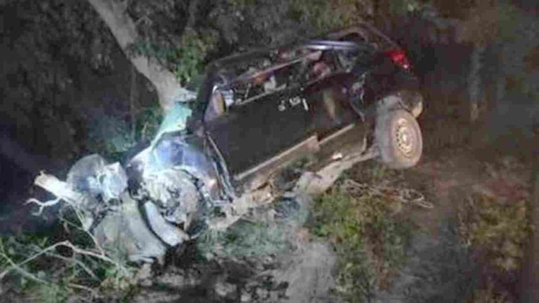 हरदोई में भीषण सड़क हादसा: कार अनियंत्रित होकर पेड़ से टकराई, एक ही परिवार के पांच लोगों की मौत