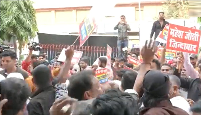  Breaking News: कांग्रेस विधायक महेश जोशी को टिकट देने की मांग को लेकर कार्यकर्ताओं का पार्टी कार्यालय के बाहर विरोध प्रदर्शन 