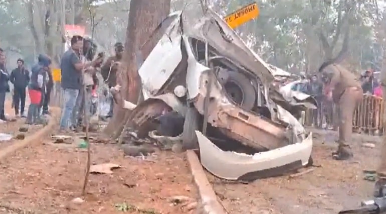 मशेदपुर में बड़ा सड़क हादसा: डिवाइडर से टकराई अनियंत्रित कार, 6 लोगों की मौत