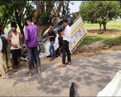 लालगंज में बारात से लौट रही डीजे लदी पिकअप पलटी, पांच लोग घायल