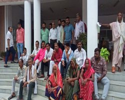 बस्ती न्यूज़: ग्राम प्रधान और प्रतिनिधि पर सरकारी धन की लूट का आरोप, थरौली के सैकड़ों ग्रामीण पहुंचे डीएम ऑफिस