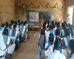 मिशन शक्ति फेज 5.0: बस्ती पुलिस ने जनता इंटर कॉलेज में किया जागरूक, छात्राओं को बताया सुरक्षा का पाठ