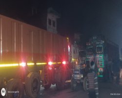 Basti: कुदरहा बाजार में खराब हुआ ट्रक, रामजानकी मार्ग पर लगा लंबा जाम