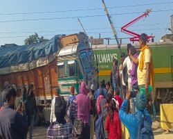देवघर: नावाडीह (नवाडीह/रोहिणी) रेलवे फाटक पर बड़ा हादसा — ट्रेन ने ट्रक व दो बाइक को टक्कर मारी