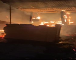 Basti: लालगंज में भीषण आग से तीन दुकानें खाक, लाखों का नुकसान; रंजिश में आगजनी की आशंका