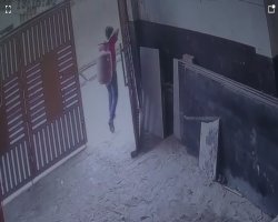 Basti : दिनदहाड़े घर से भरा गैस सिलेंडर चोरी, CCTV में कैद हुआ शातिर