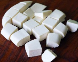 सूरत में बिना दूध के 1400 किलो पनीर पकड़ा गया: दूध नहीं, पाम ऑयल और एसिड के इस्तेमाल का आरोप