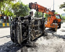 नोएडा में हिंसक प्रदर्शन:  क्यों सुलगी विरोध प्रदर्शन की आग, क्या हैं कर्मचारियों की मांगें? , 150 गाड़ियां तोड़ीं